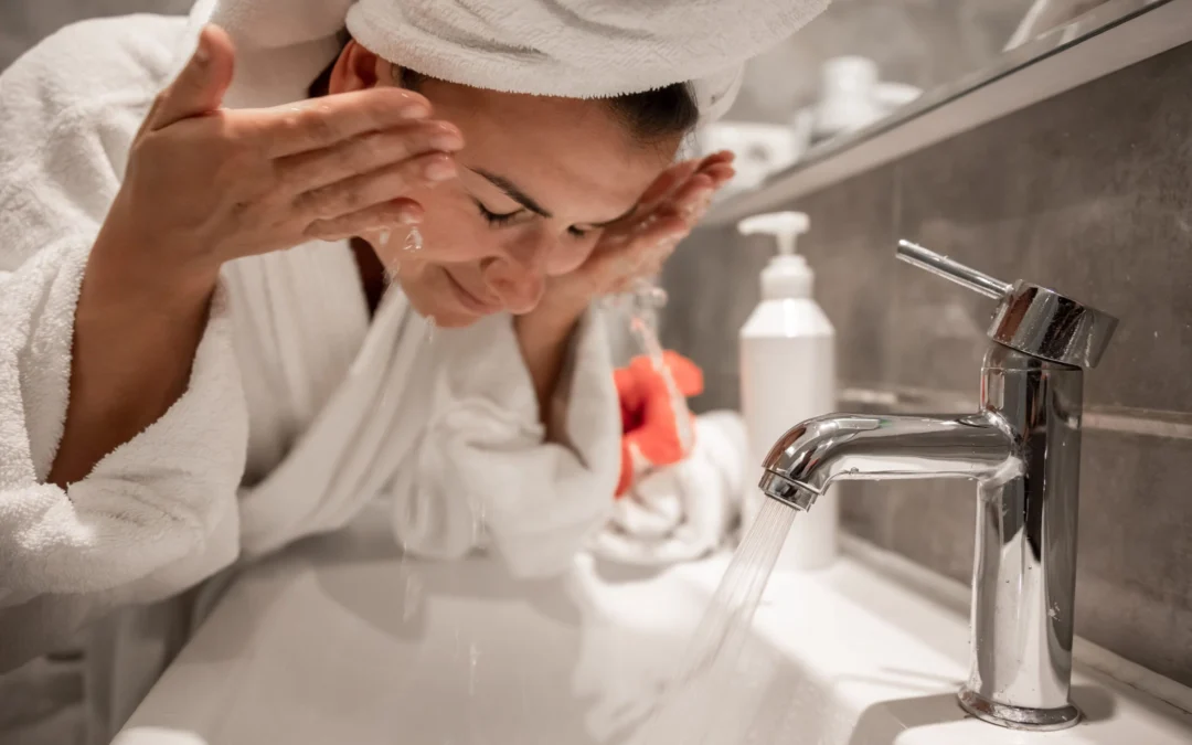 ¿Por qué no deberías limpiarte la piel por la mañana?